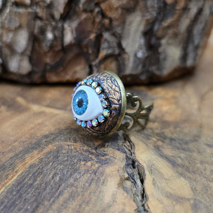 Mystischer Handmade-Ring mit Auge & Strass – größenverstellbar & schützend. Antik Bronze trifft auf Fantasy-Design.