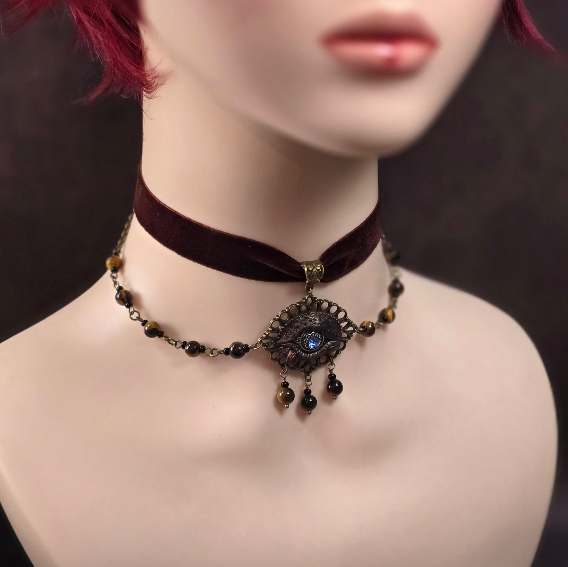 Mystischer Samtchoker in Braun mit handmodelliertem Drachenauge & Tigerauge-Perlen. Handmade Fantasy-Schmuck mit Layer-Ketten & Justierkette.