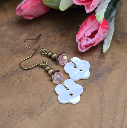 Zarte Ohrhänger im Vintage Stil mit Perlmuttblumen, toller romantiklook