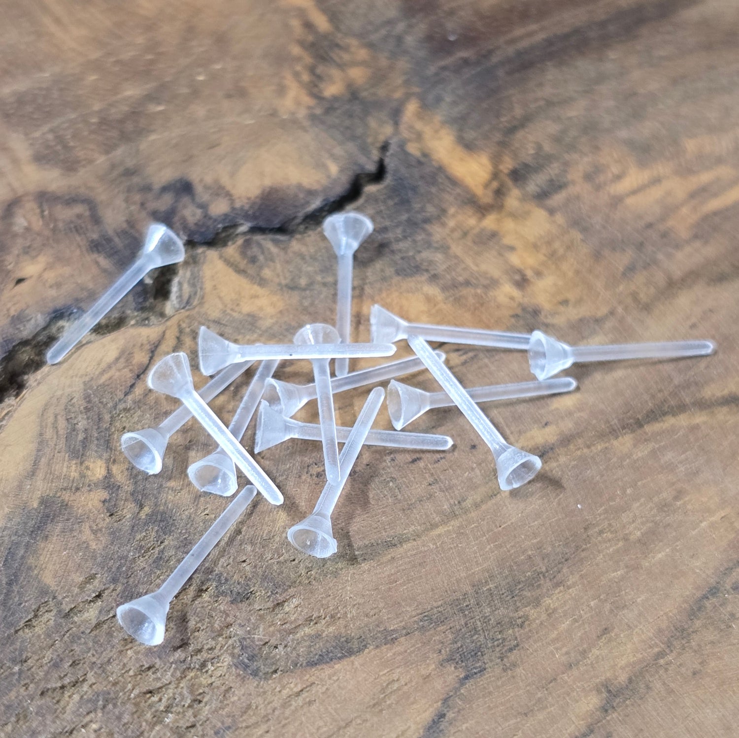 40 Ohrstecker aus Kunststoff (weiß, 12,7 mm) mit Steinmulde. Leicht, hautfreundlich & perfekt für Schmuckherstellung und DIY. Ideal zum Einkleben von Strass oder Schmucksteinen.