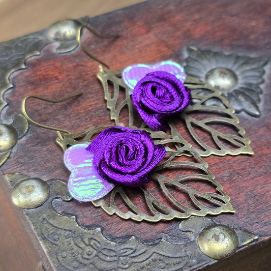 Handgefertigte Ohrhänger im Vintage-Stil mit filigranem Blatt und violettem Satinröschen, antik Bronze