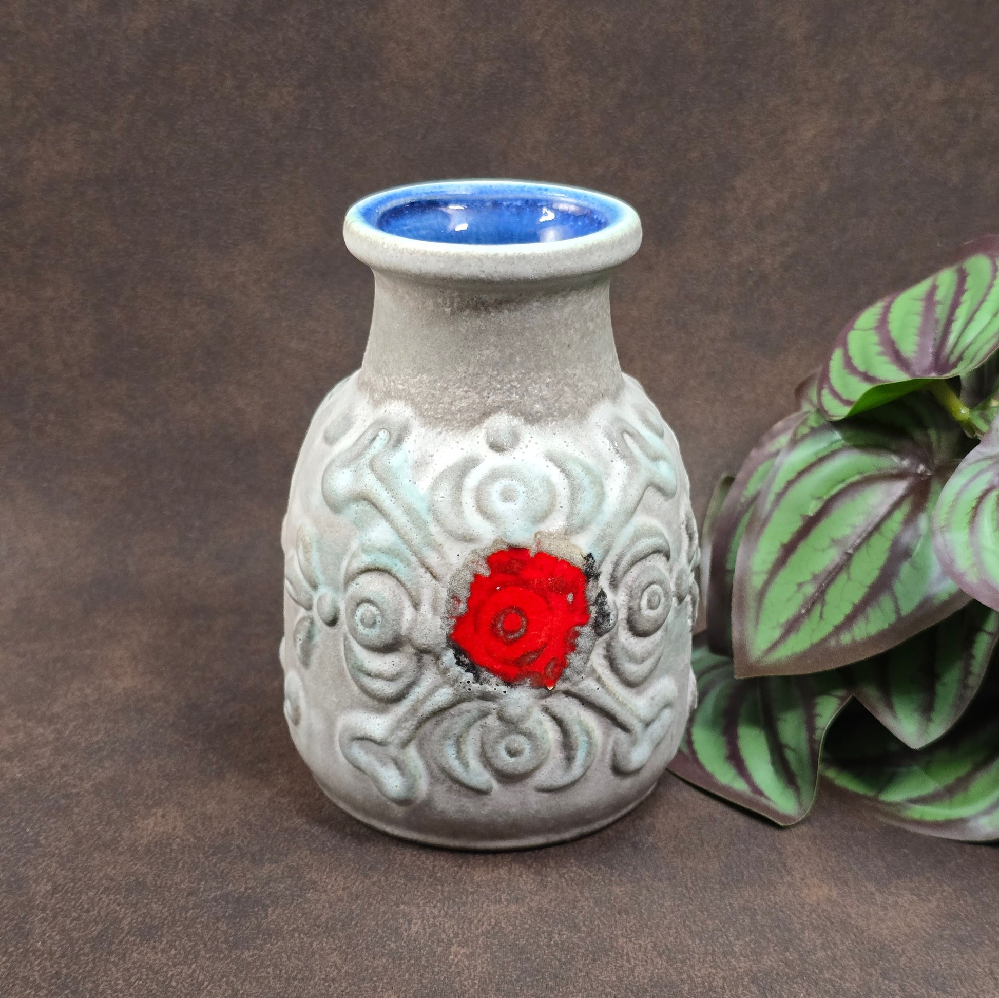Original Überlacker Vase von 1970. Grau-rote Glasur, 12 cm hoch, sehr guter Vintagezustand. Ideal für Mid Century Deko & Sammler.