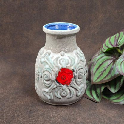 Original Überlacker Vase von 1970. Grau-rote Glasur, 12 cm hoch, sehr guter Vintagezustand. Ideal für Mid Century Deko & Sammler.
