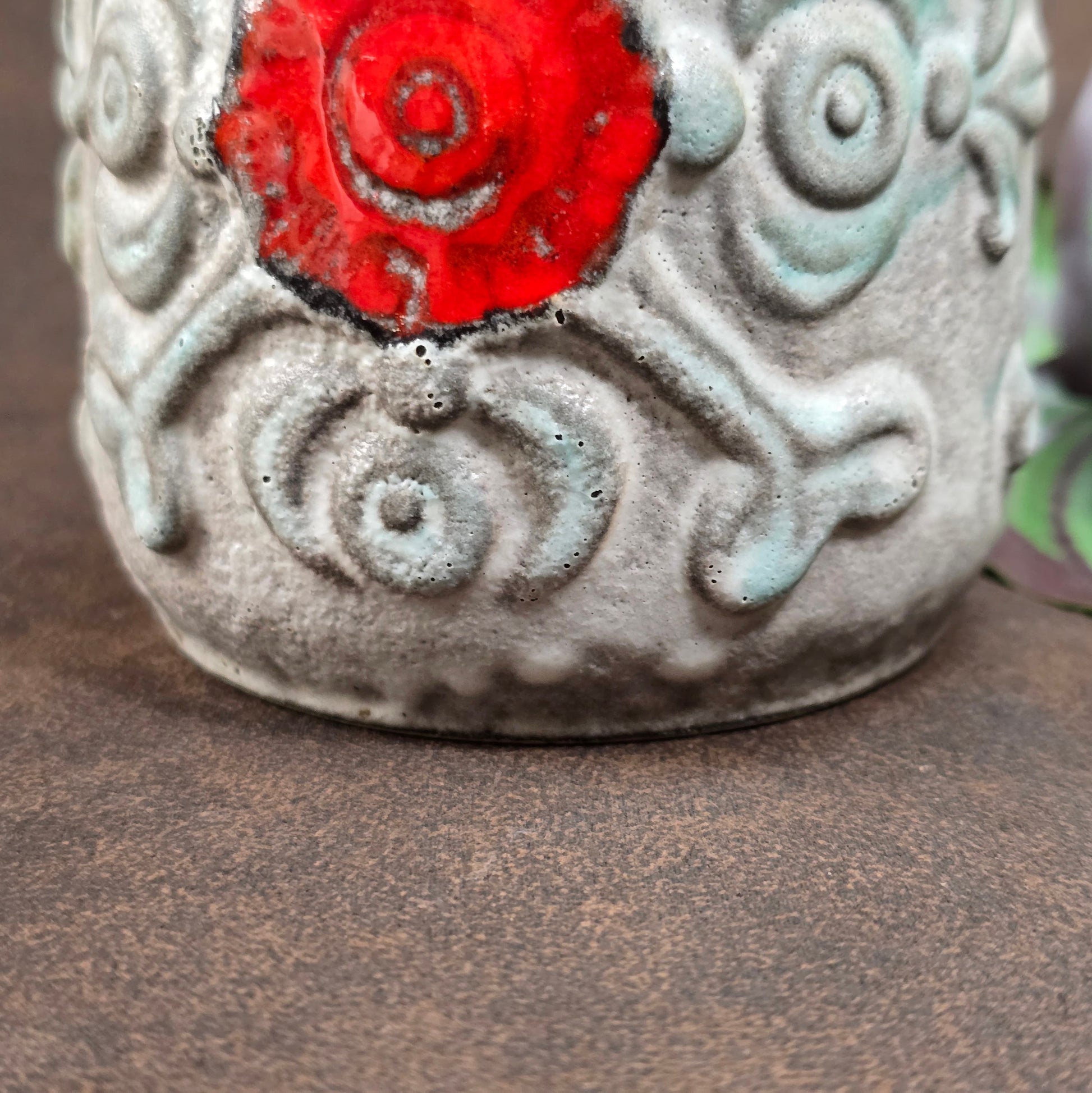 Original Überlacker Vase von 1970. Grau-rote Glasur, 12 cm hoch, sehr guter Vintagezustand. Ideal für Mid Century Deko & Sammler.