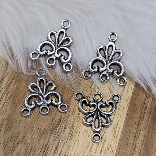 4 Ornament-Schmuckverbinder im Vintage-Stil – antik silberfarben, 19 x 17 mm, mit 4 Ösen. Ideal für Ketten, Ohrringe & Armbänder. Für stilvolle DIY-Schmuckprojekte!