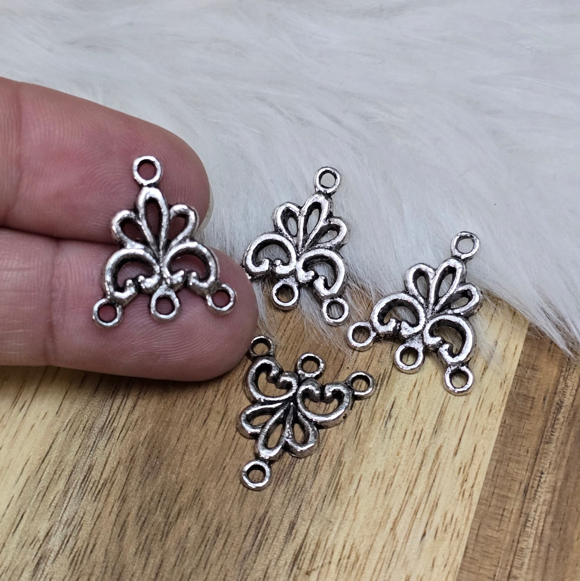 4 Ornament-Schmuckverbinder im Vintage-Stil – antik silberfarben, 19 x 17 mm, mit 4 Ösen. Ideal für Ketten, Ohrringe & Armbänder. Für stilvolle DIY-Schmuckprojekte!