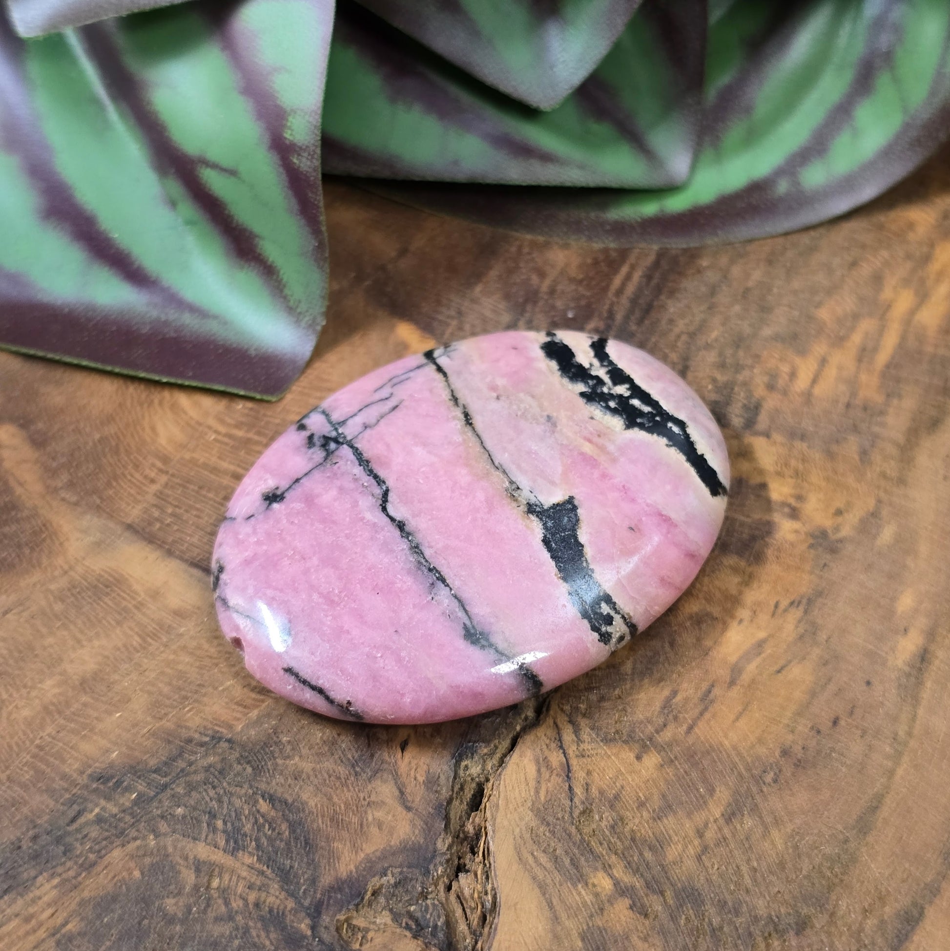 Ovaler Rhodonit in Rosa & Schwarz, 40x30 mm – poliert & natürlich. Ideal als Unikat-Centerpiece für DIY-Schmuck. Du erhältst genau die abgebildete Perle.