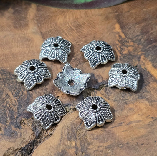 20 Perlenkappen im Ethno-Design, antik silberfarbig, 10 mm. Perfekt zum Verzieren & Schützen von Perlen. Schmuckzubehör für DIY-Armbänder, Ketten & Ohrringe.