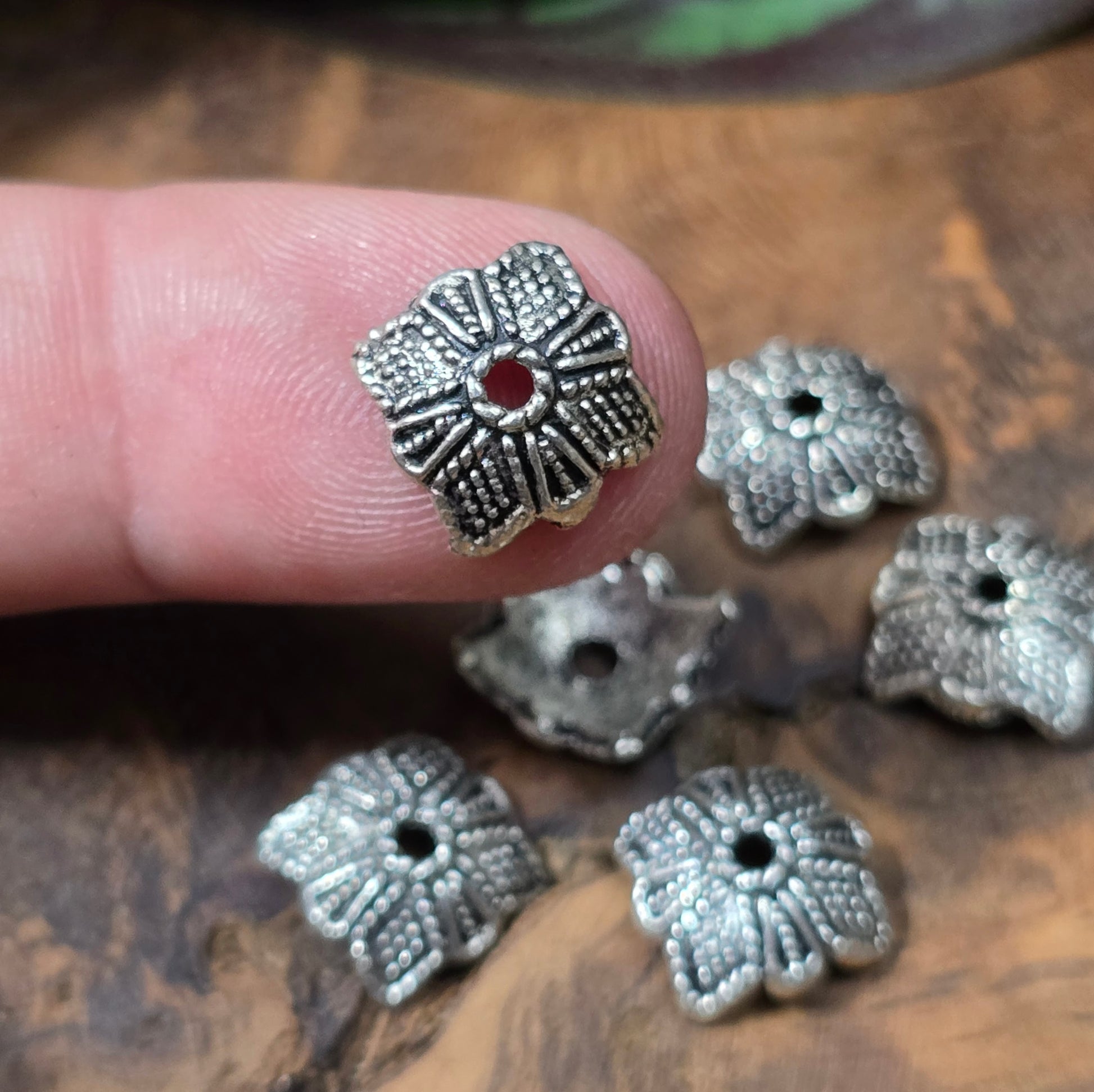 20 Perlenkappen im Ethno-Design, antik silberfarbig, 10 mm. Perfekt zum Verzieren & Schützen von Perlen. Schmuckzubehör für DIY-Armbänder, Ketten & Ohrringe.