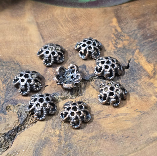 20 filigrane Perlenkappen in antikem Kupfer (9,5 mm). Ideal zum Verzieren & Schützen Deiner Perlen – für Schmuck im Industrial-Stil.