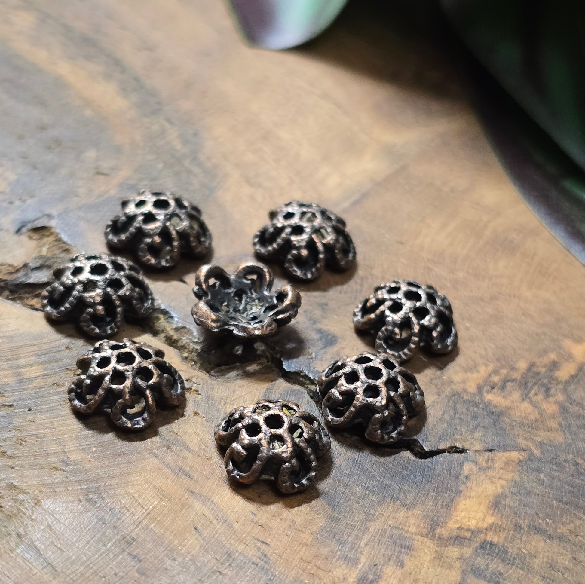 20 filigrane Perlenkappen in antikem Kupfer (9,5 mm). Ideal zum Verzieren & Schützen Deiner Perlen – für Schmuck im Industrial-Stil.