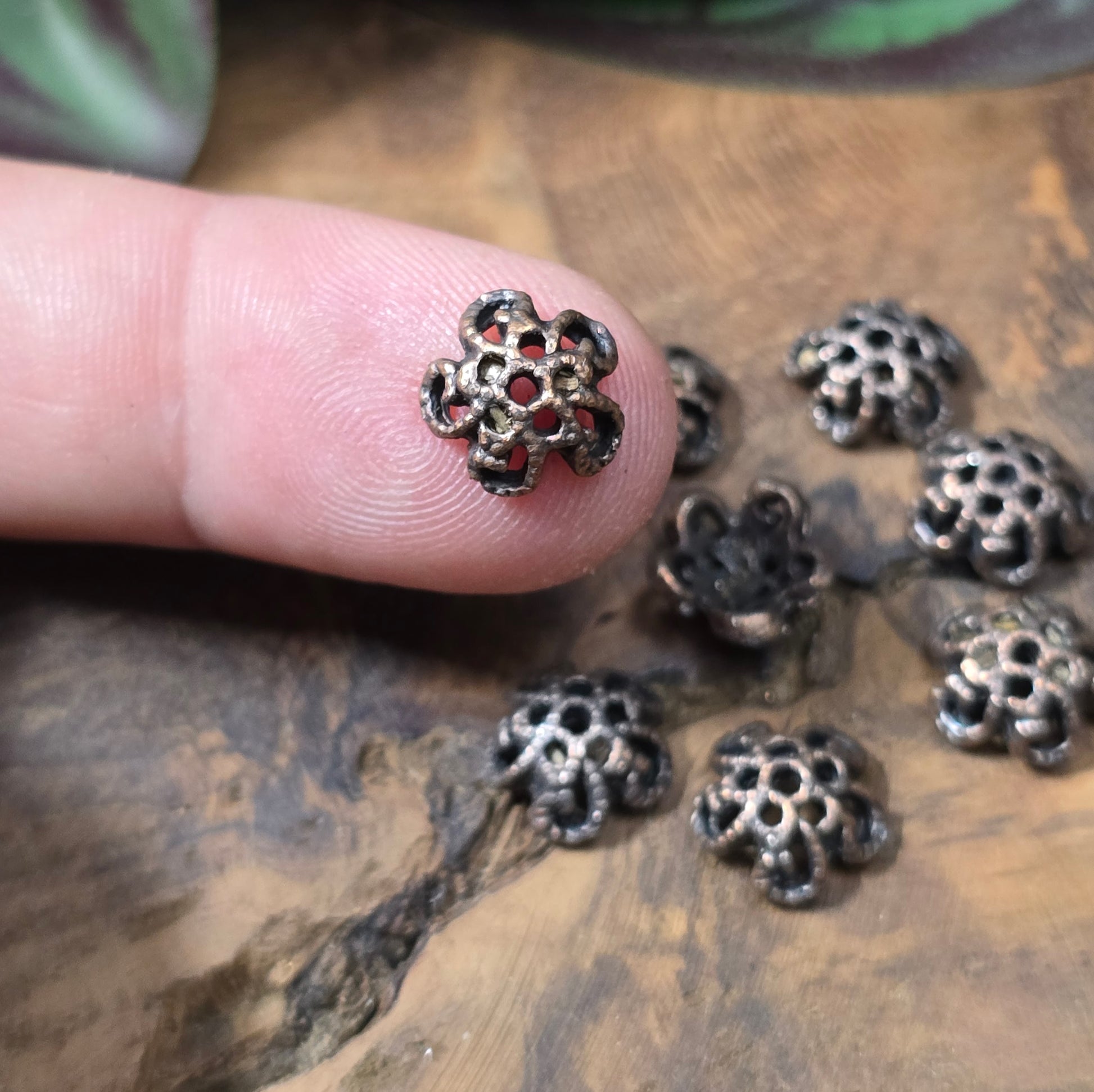 20 filigrane Perlenkappen in antikem Kupfer (9,5 mm). Ideal zum Verzieren & Schützen Deiner Perlen – für Schmuck im Industrial-Stil.