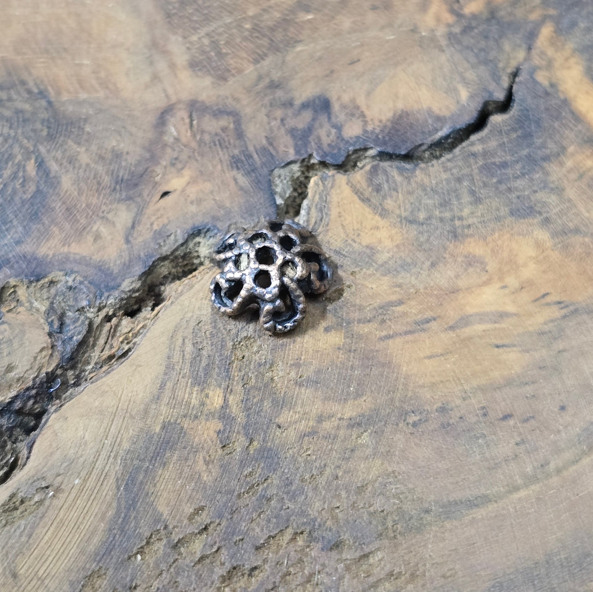 20 filigrane Perlenkappen in antikem Kupfer (9,5 mm). Ideal zum Verzieren & Schützen Deiner Perlen – für Schmuck im Industrial-Stil.