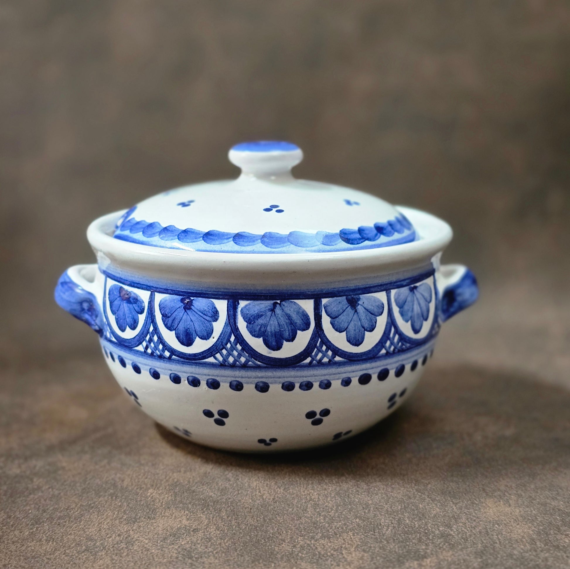 Blau-weiße Vintage-Marmeladendose (Portugal), ca. 250 ml. Handbemalte Keramik auf Fuß, sehr guter Zustand, ideal für Marmelade, Zucker, Sahne & Soßen. Charmantes Landhaus-Highlight!