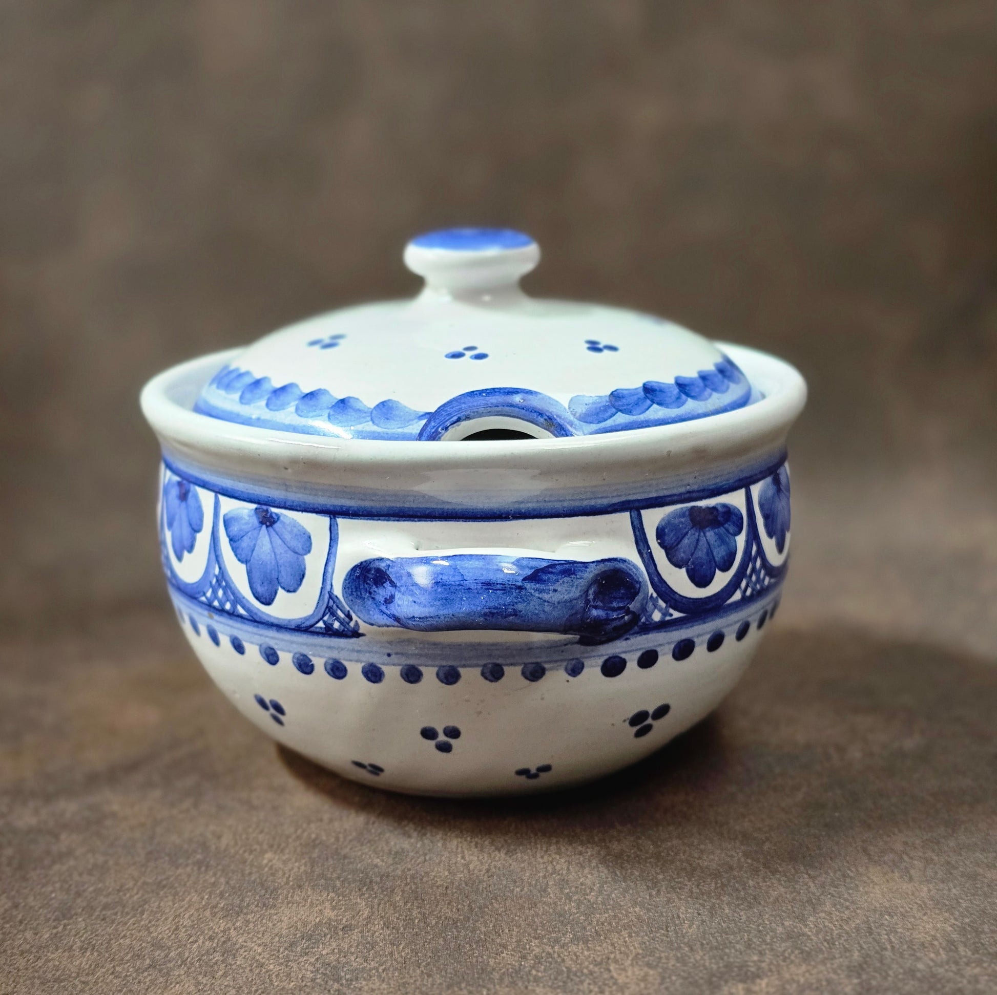 Blau-weiße Vintage-Marmeladendose (Portugal), ca. 250 ml. Handbemalte Keramik auf Fuß, sehr guter Zustand, ideal für Marmelade, Zucker, Sahne & Soßen. Charmantes Landhaus-Highlight!