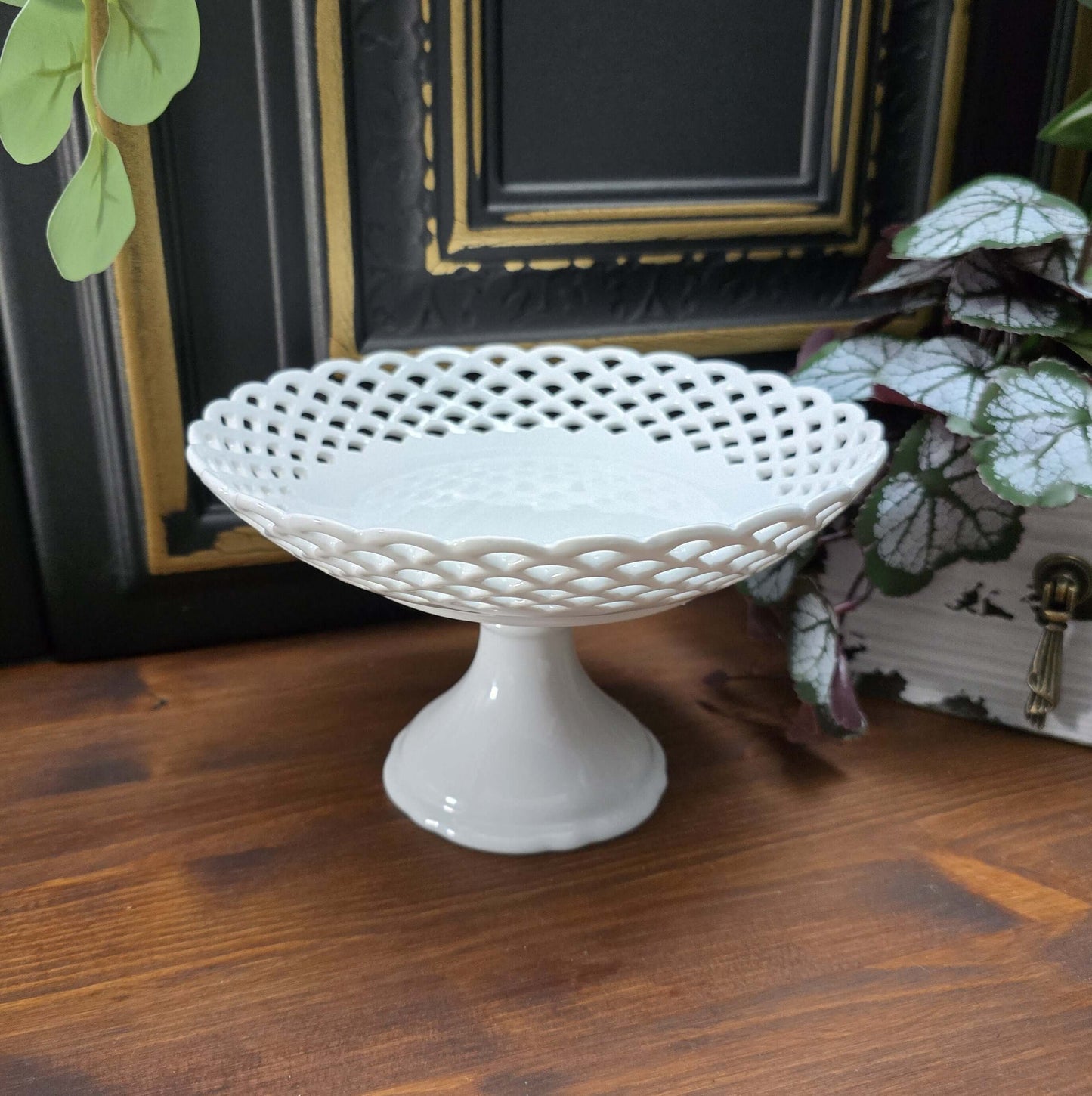 Klassische Porzellan-Fußschale mit durchbrochenem Lace-Rand, reinweiß glasiert im exzellenten Zustand – keine Chips/Risse, minimalste Gebrauchsspuren. Vintage-Produkt