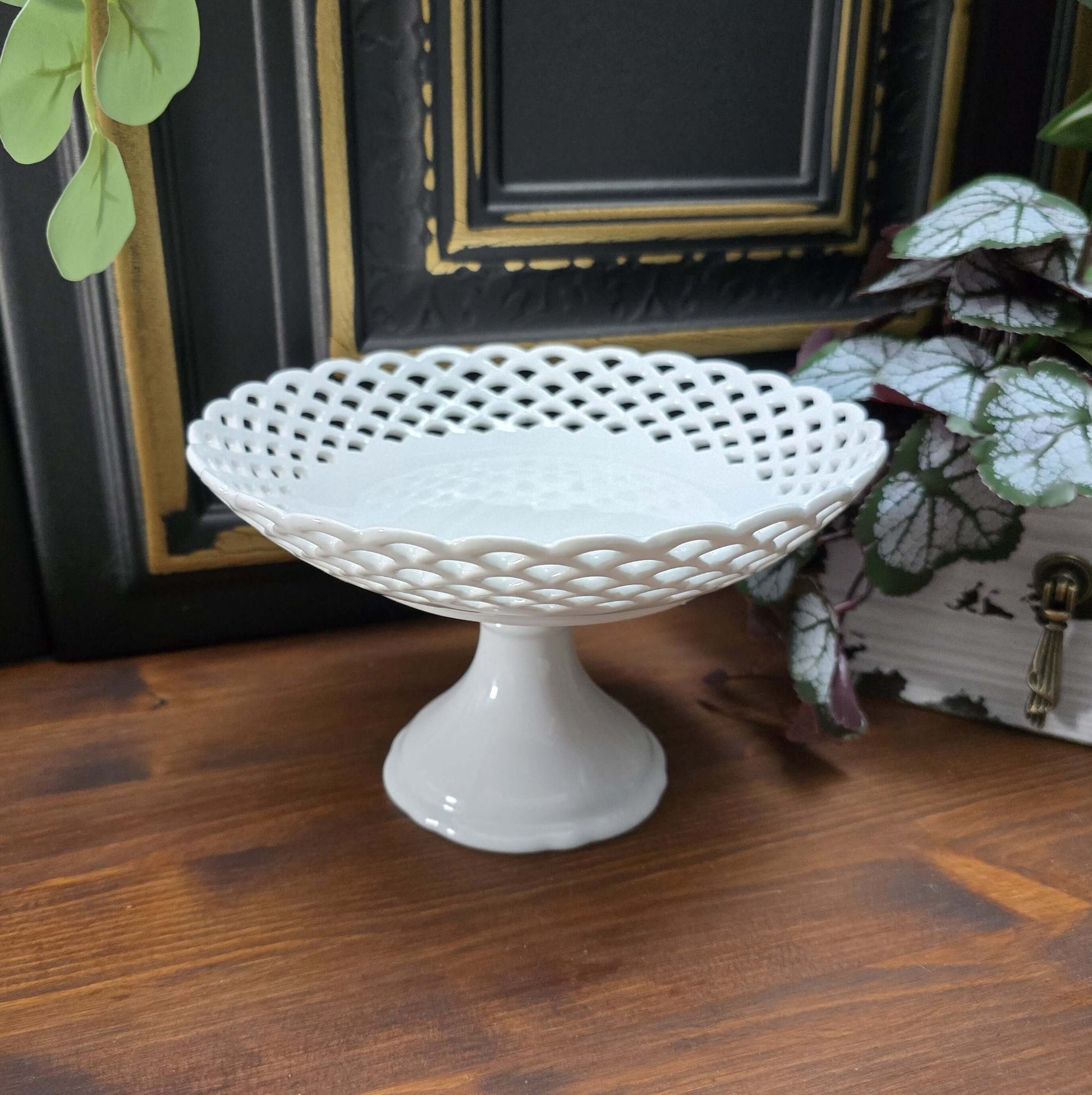 Klassische Porzellan-Fußschale mit durchbrochenem Lace-Rand, reinweiß glasiert im exzellenten Zustand – keine Chips/Risse, minimalste Gebrauchsspuren. Vintage-Produkt