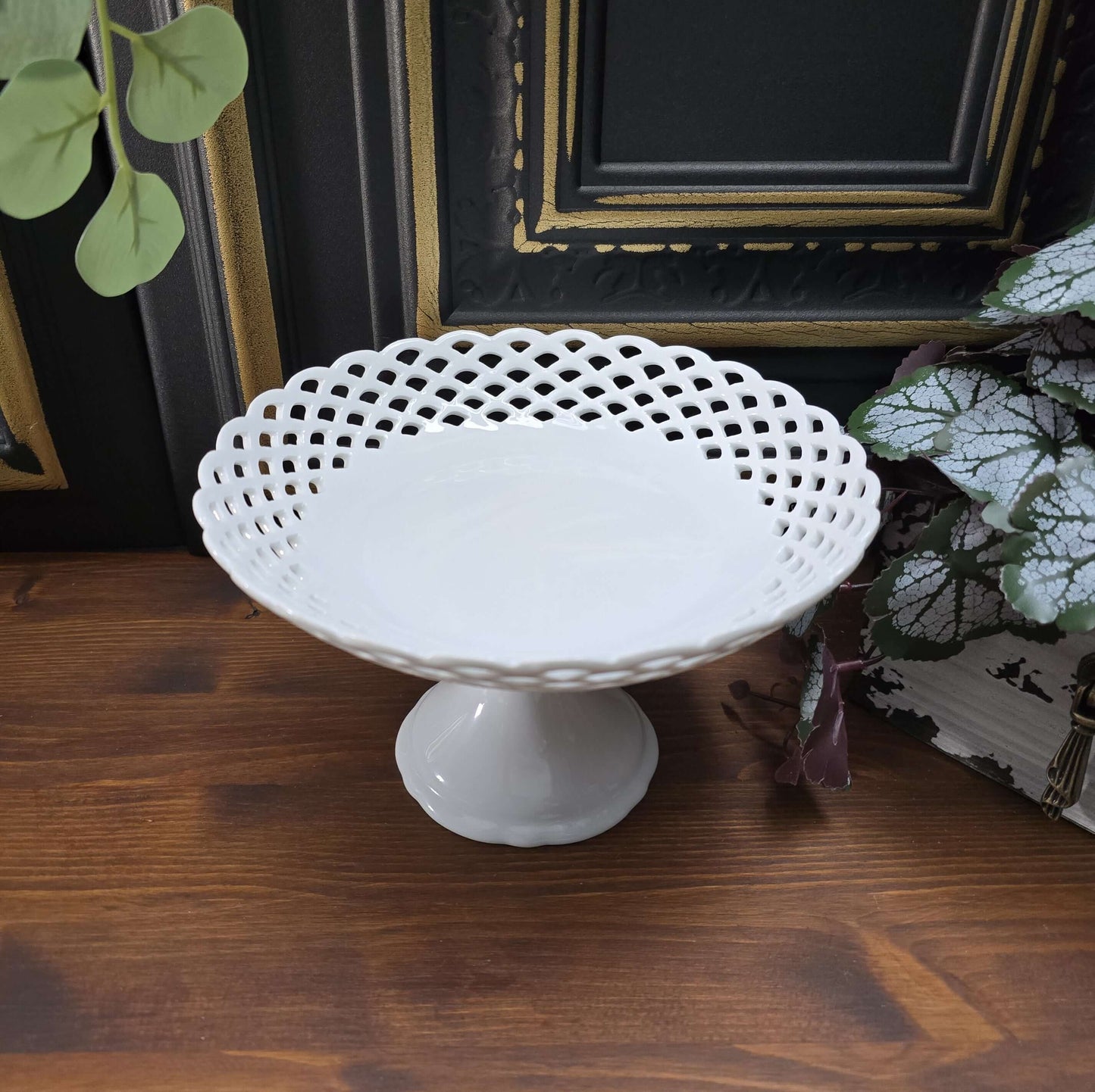Klassische Porzellan-Fußschale mit durchbrochenem Lace-Rand, reinweiß glasiert im exzellenten Zustand – keine Chips/Risse, minimalste Gebrauchsspuren. Vintage-Produkt