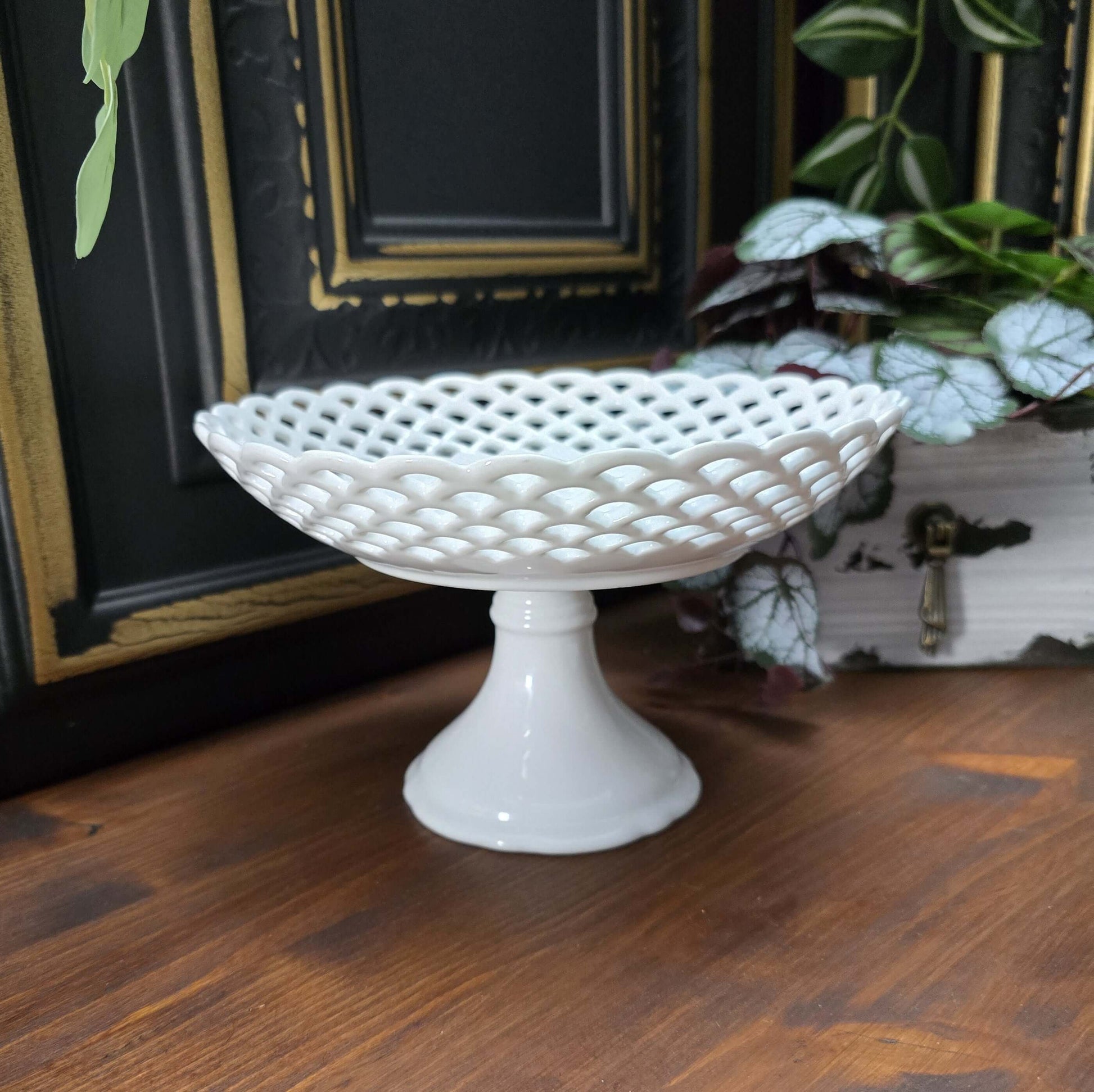 Klassische Porzellan-Fußschale mit durchbrochenem Lace-Rand, reinweiß glasiert im exzellenten Zustand – keine Chips/Risse, minimalste Gebrauchsspuren. Vintage-Produkt