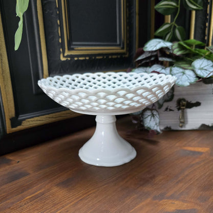 Klassische Porzellan-Fußschale mit durchbrochenem Lace-Rand, reinweiß glasiert im exzellenten Zustand – keine Chips/Risse, minimalste Gebrauchsspuren. Vintage-Produkt