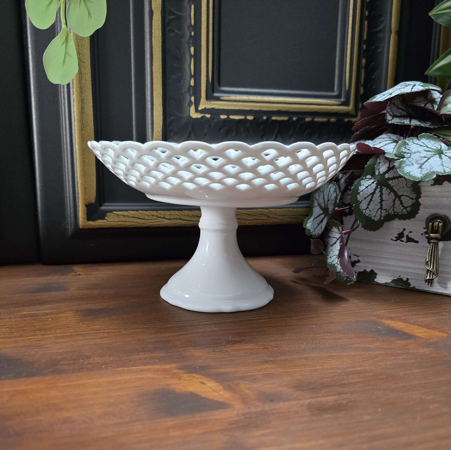 Klassische Porzellan-Fußschale mit durchbrochenem Lace-Rand, reinweiß glasiert im exzellenten Zustand – keine Chips/Risse, minimalste Gebrauchsspuren. Vintage-Produkt