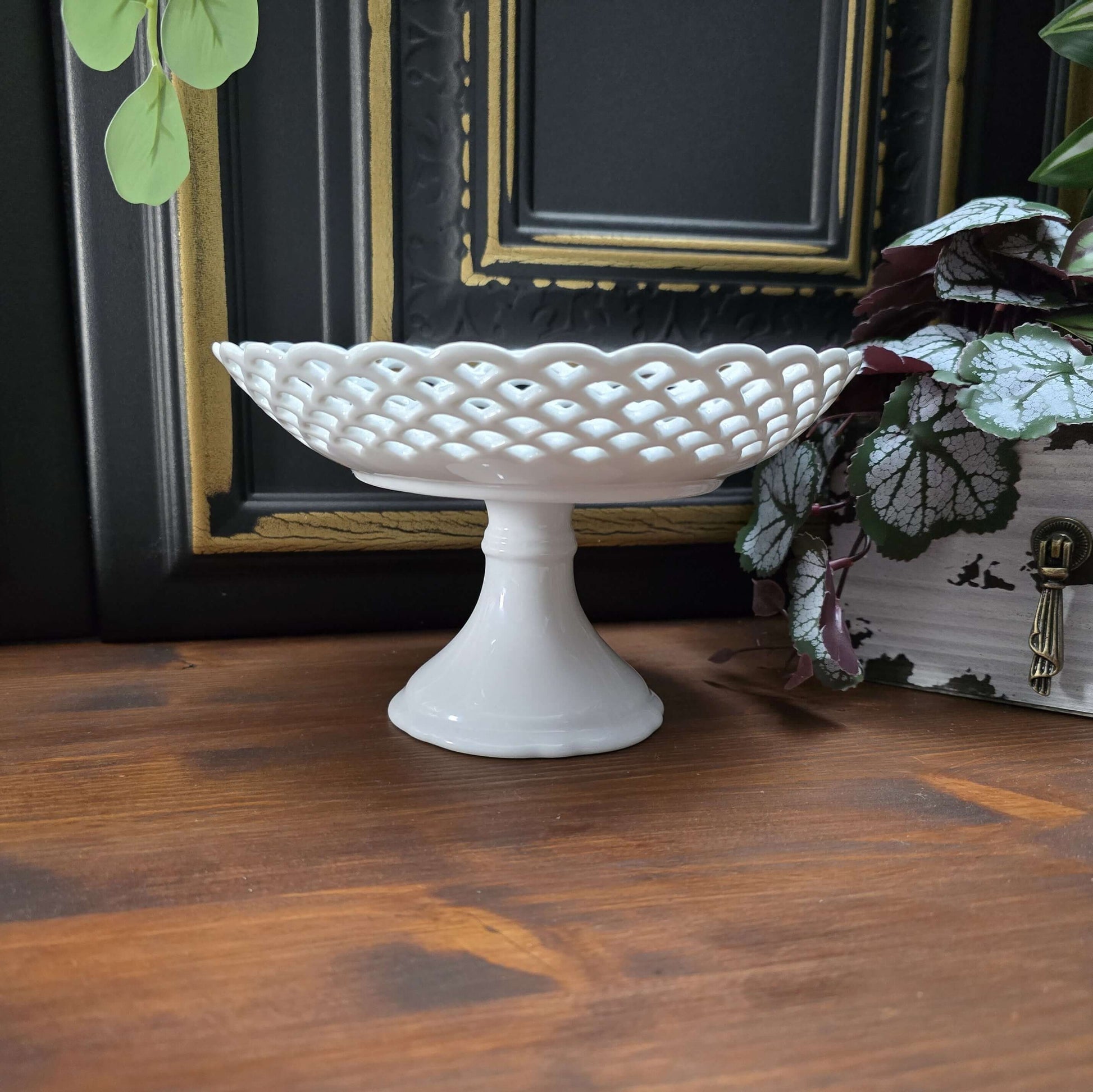 Klassische Porzellan-Fußschale mit durchbrochenem Lace-Rand, reinweiß glasiert im exzellenten Zustand – keine Chips/Risse, minimalste Gebrauchsspuren. Vintage-Produkt