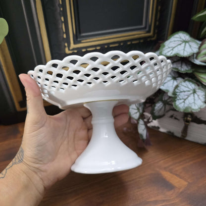 Klassische Porzellan-Fußschale mit durchbrochenem Lace-Rand, reinweiß glasiert im exzellenten Zustand – keine Chips/Risse, minimalste Gebrauchsspuren. Vintage-Produkt