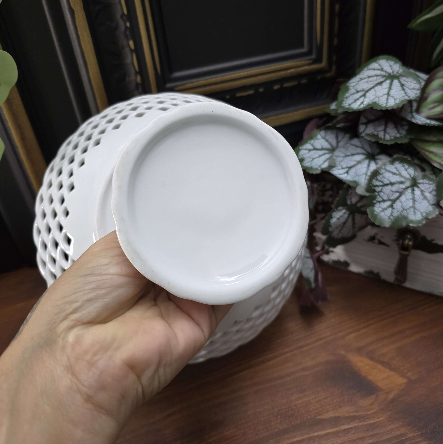 Klassische Porzellan-Fußschale mit durchbrochenem Lace-Rand, reinweiß glasiert im exzellenten Zustand – keine Chips/Risse, minimalste Gebrauchsspuren. Vintage-Produkt