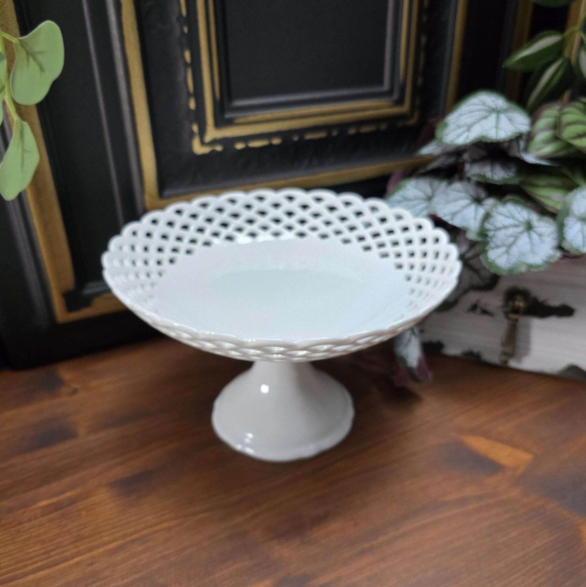 Klassische Porzellan-Fußschale mit durchbrochenem Lace-Rand, reinweiß glasiert im exzellenten Zustand – keine Chips/Risse, minimalste Gebrauchsspuren. Vintage-Produkt