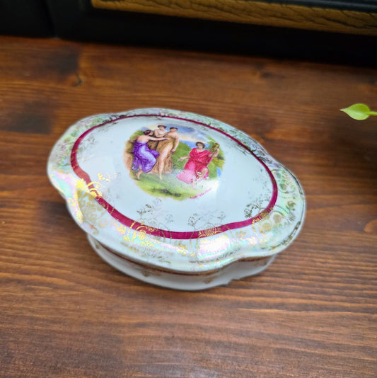 Sichere dir diese elegante Vintage-Porzellandose von Ilmenau – 1960er Original mit altrömischer Szene & Golddekor, perfekt für Schmuck & Sammler.