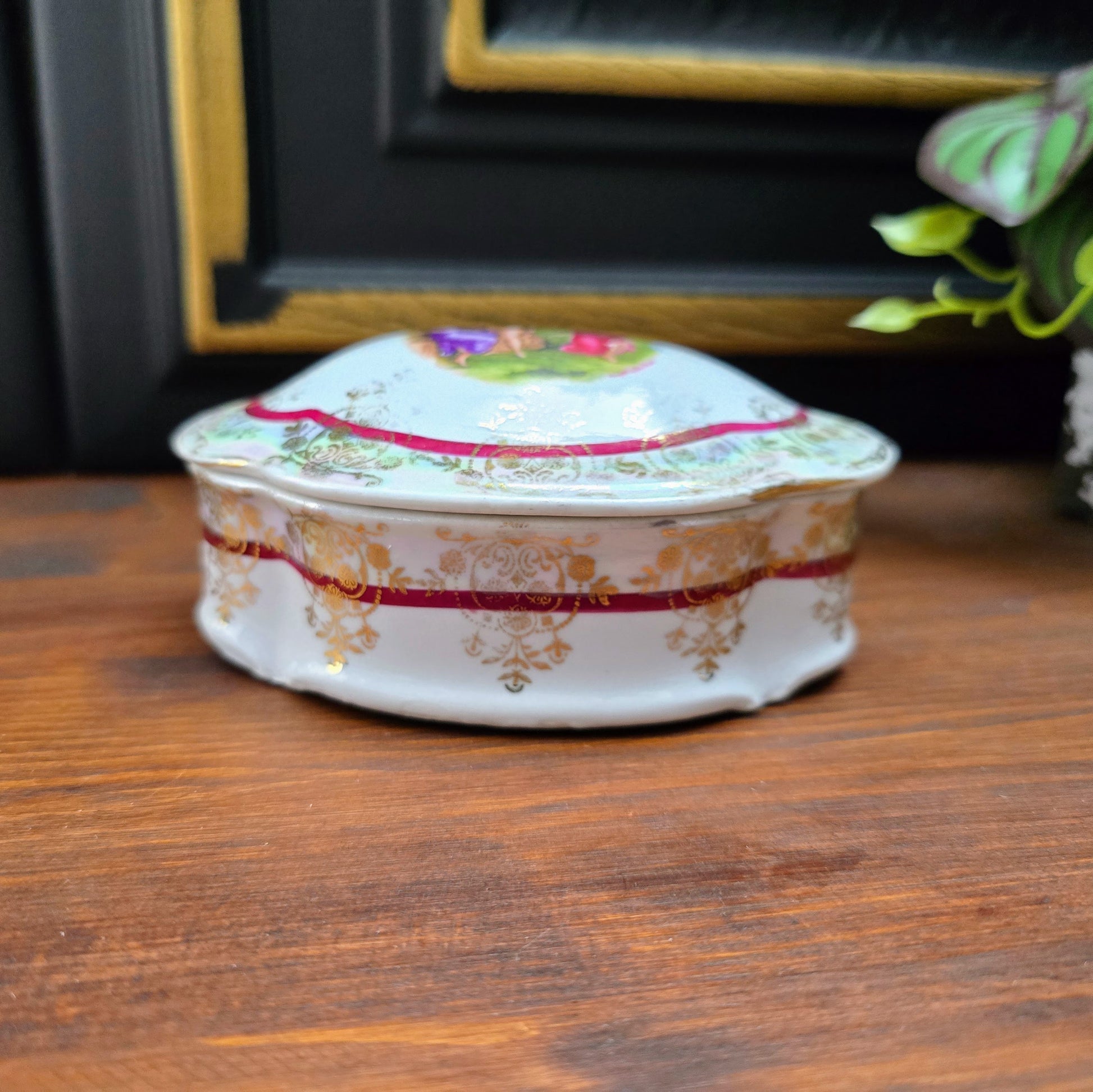 Sichere dir diese elegante Vintage-Porzellandose von Ilmenau – 1960er Original mit altrömischer Szene & Golddekor, perfekt für Schmuck & Sammler.