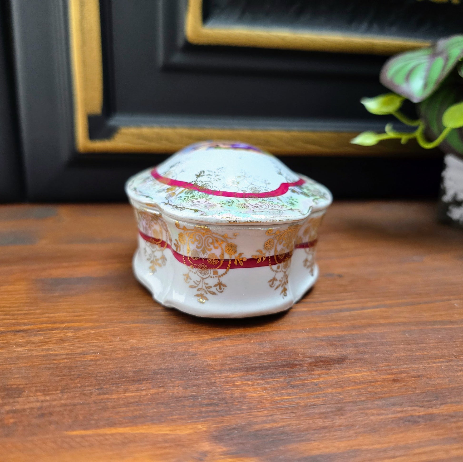 Sichere dir diese elegante Vintage-Porzellandose von Ilmenau – 1960er Original mit altrömischer Szene & Golddekor, perfekt für Schmuck & Sammler.