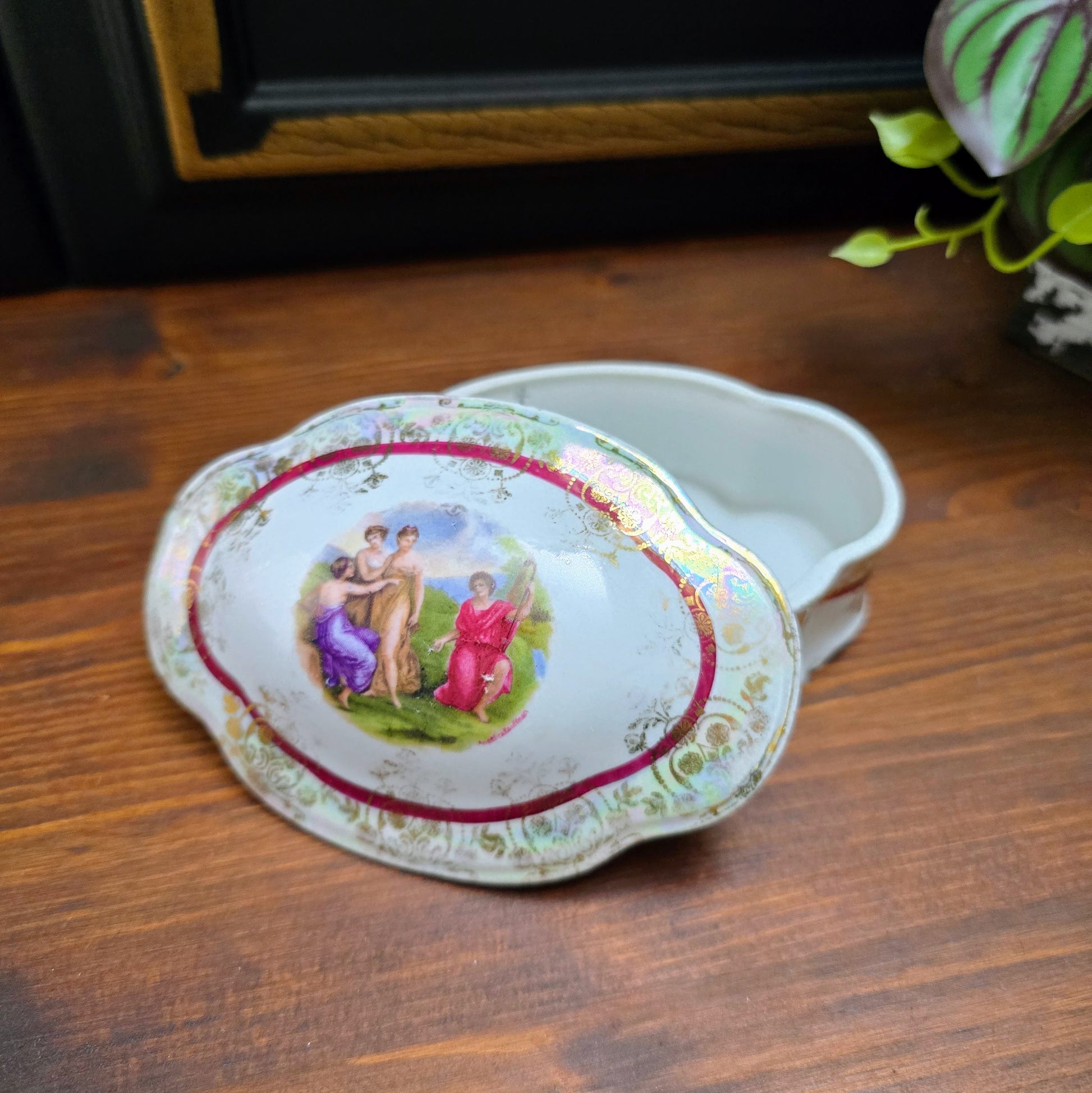 Sichere dir diese elegante Vintage-Porzellandose von Ilmenau – 1960er Original mit altrömischer Szene & Golddekor, perfekt für Schmuck & Sammler.