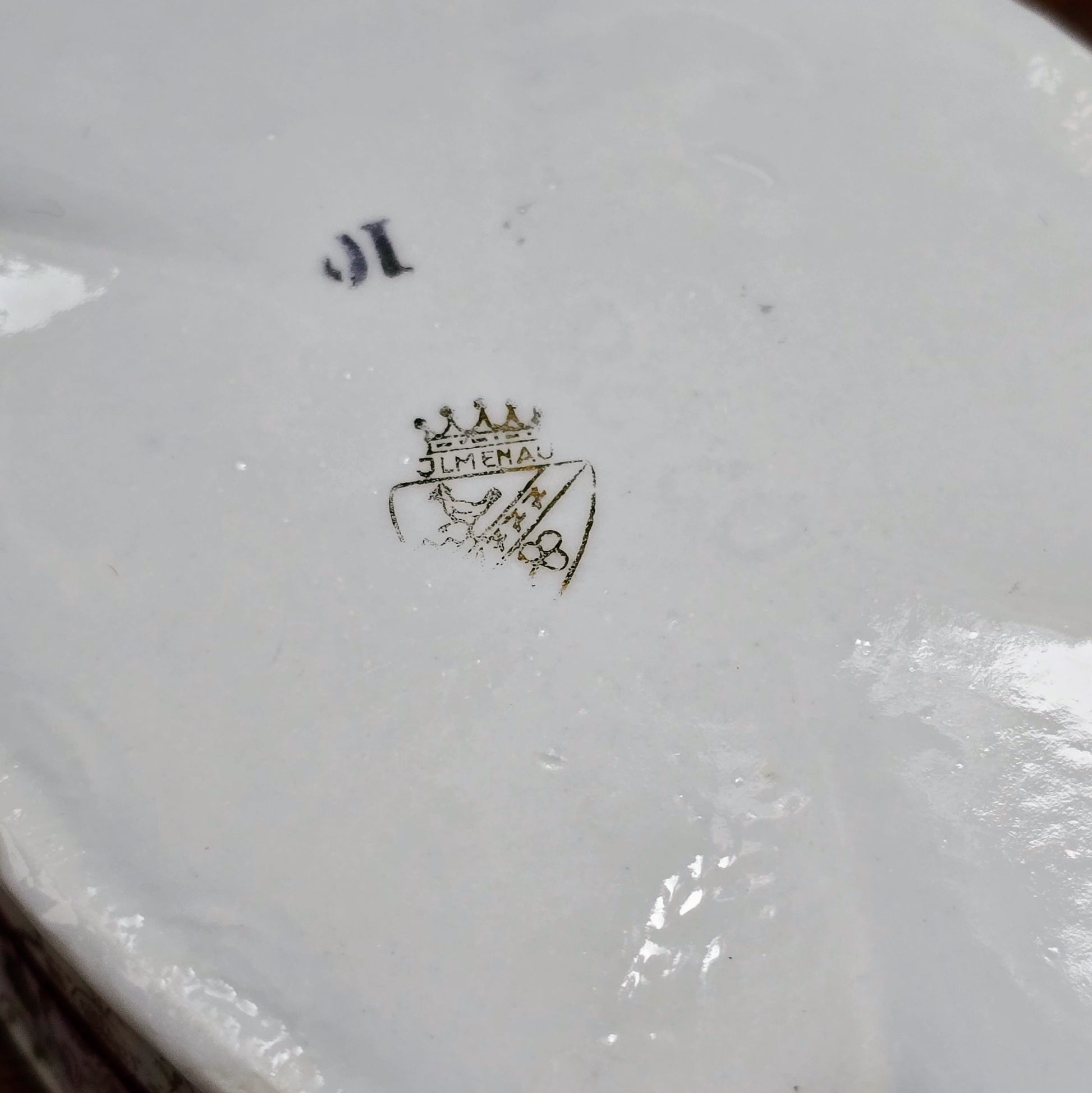 Sichere dir diese elegante Vintage-Porzellandose von Ilmenau – 1960er Original mit altrömischer Szene & Golddekor, perfekt für Schmuck & Sammler.