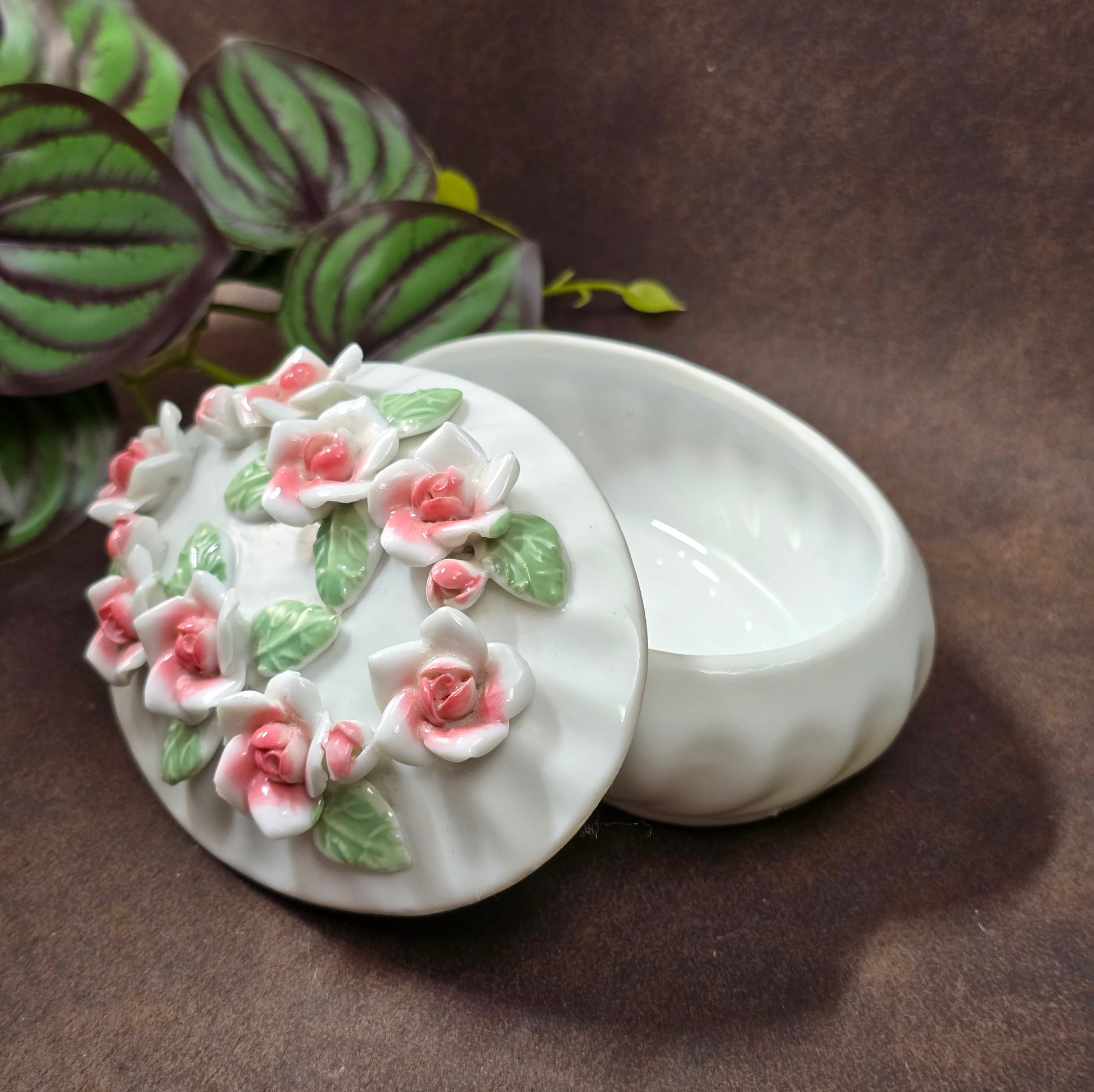 Romantische Schmuckdose aus Porzellan, weiß/rosé, 12,5×8,5×7 cm, ca. 304 g. Capodimonte-Look der 80er, ideal als Geschenk oder Deko. Ungemarkt, sehr gepflegt, bereit zum Einziehen.
