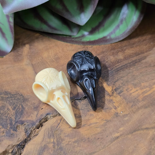 Rabenschädel-Cabochon aus Kunstharz, 34x17 mm, Schwarz oder Elfenbein – Schmuckteil ohne Loch für DIY-Ketten, Ohrringe oder kreative Designs.
