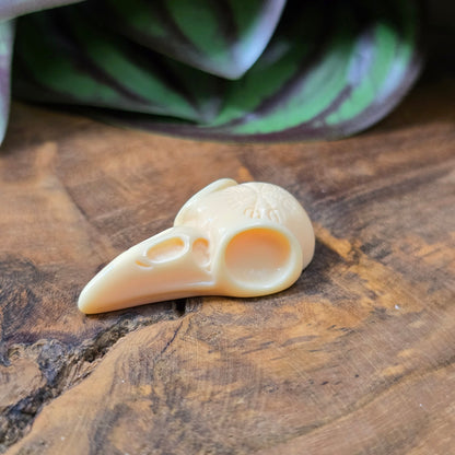Rabenschädel-Cabochon aus Kunstharz, 34x17 mm, Schwarz oder Elfenbein – Schmuckteil ohne Loch für DIY-Ketten, Ohrringe oder kreative Designs.