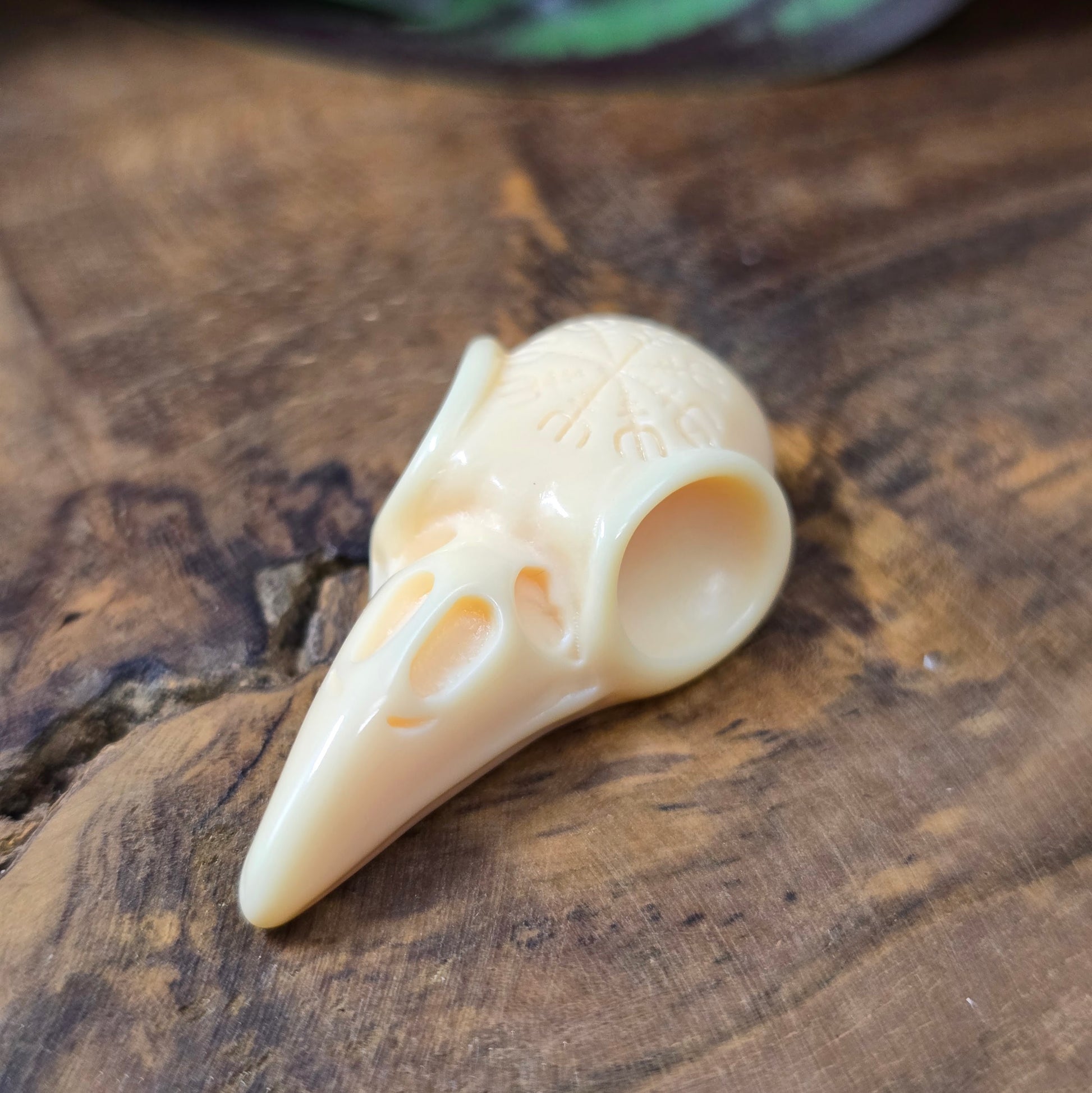 Rabenschädel-Cabochon aus Kunstharz, 34x17 mm, Schwarz oder Elfenbein – Schmuckteil ohne Loch für DIY-Ketten, Ohrringe oder kreative Designs.