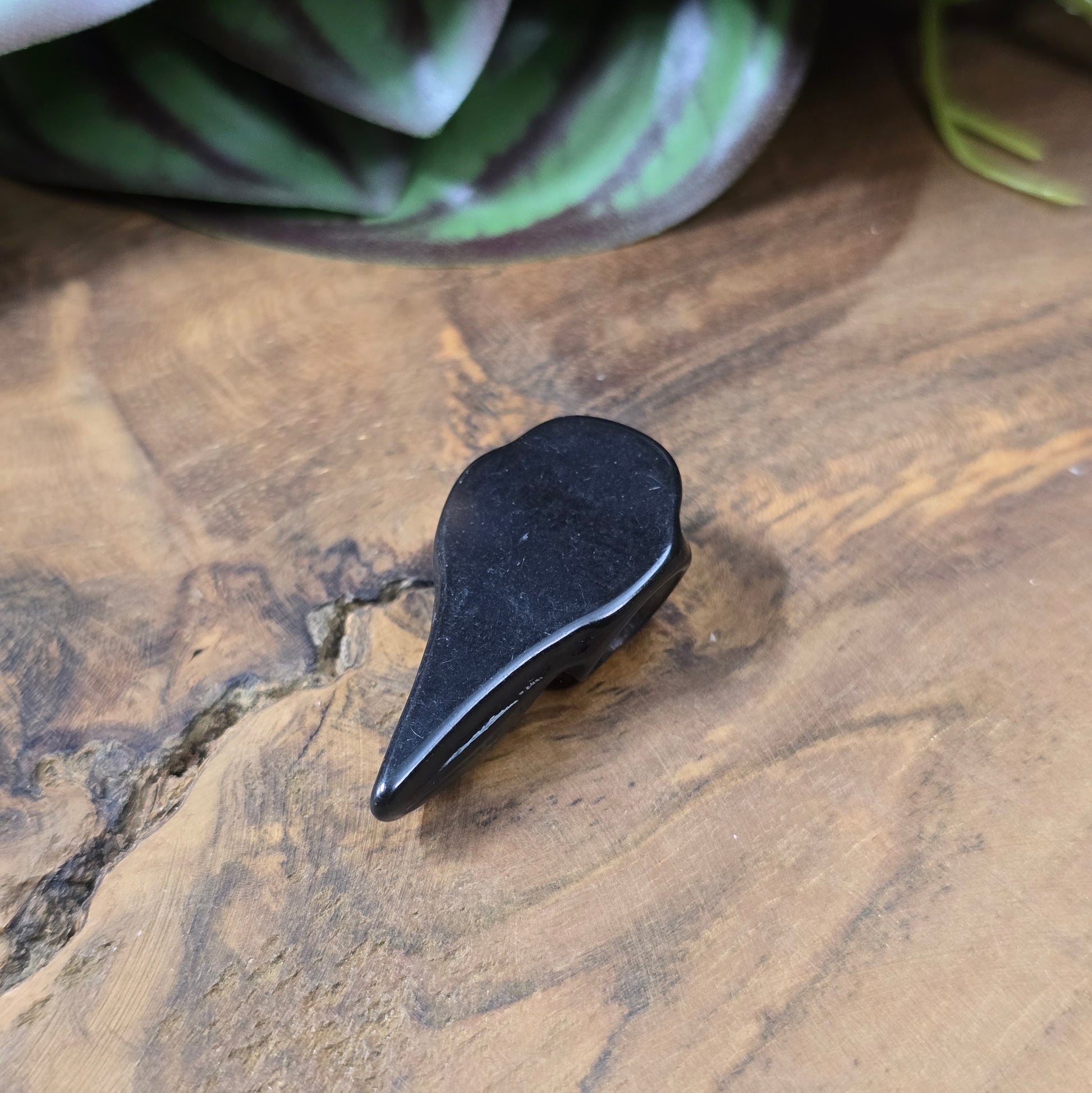 Rabenschädel-Cabochon aus Kunstharz, 34x17 mm, Schwarz oder Elfenbein – Schmuckteil ohne Loch für DIY-Ketten, Ohrringe oder kreative Designs.