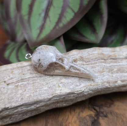 1x Resin-Krähenschädel-Anhänger Silbergrau, 44mm – flacher Rücken, perfekt für mystischen DIY-Schmuck & einzigartige Accessoires mit Charakter.