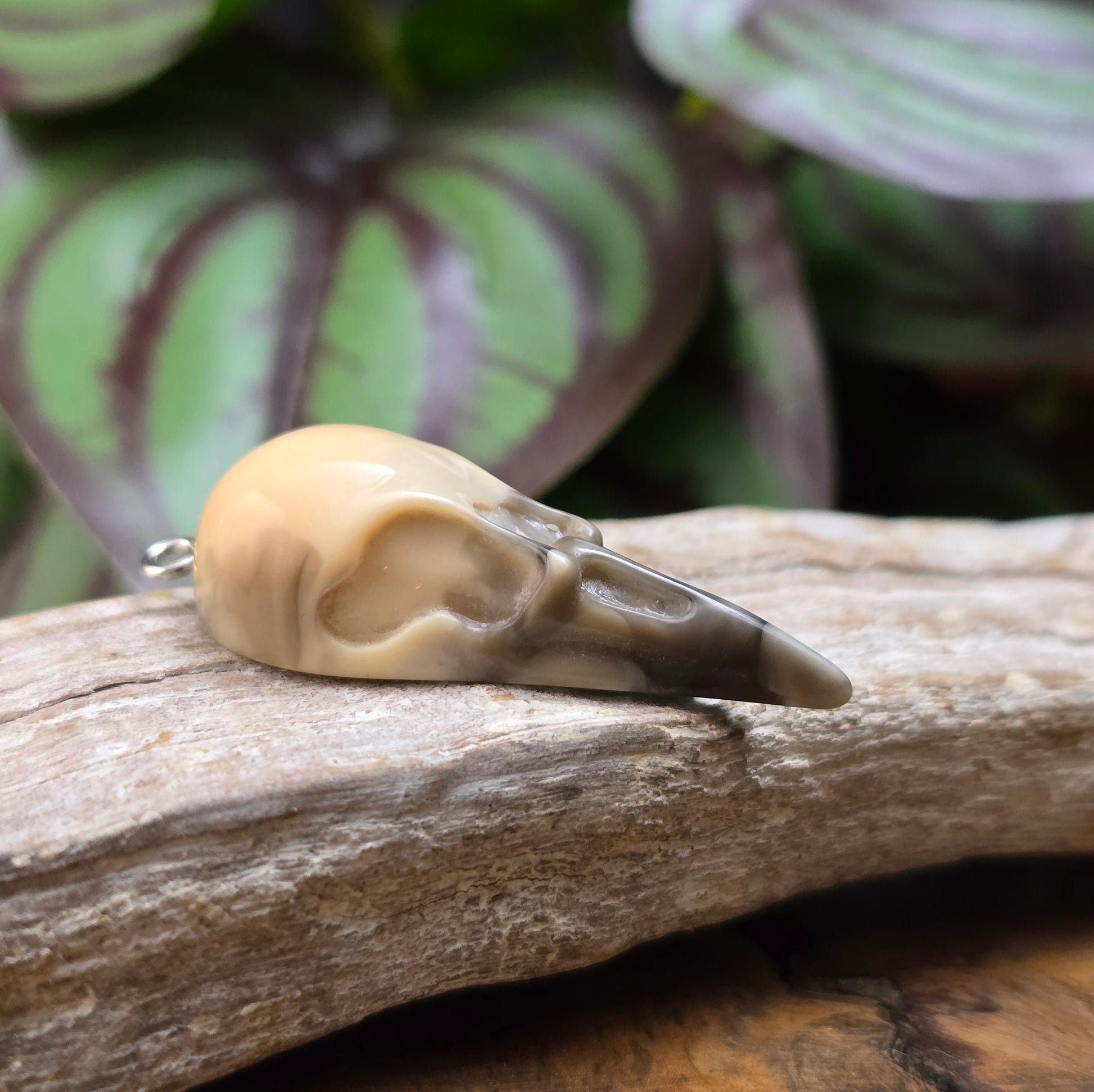 1x Resin-Krähenschädel-Anhänger in Beige/Schwarz, 44mm, flacher Rücken – perfekt für Ketten, Armbänder oder magisch inspirierte Accessoires. Handgefertigt & einzigartig.