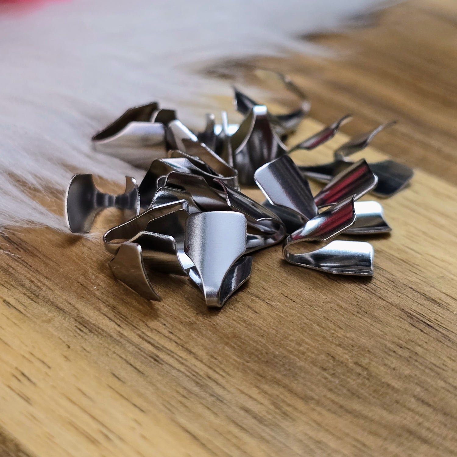 Rhodiumfarbene Edelstahl-Endkappen – 6 mm – im 20er-Set. Perfekt zum Verschließen flacher Bänder wie Satin oder Organza bei handgemachten Ketten & Armbändern.