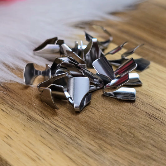 Rhodiumfarbene Edelstahl-Endkappen – 6 mm – im 20er-Set. Perfekt zum Verschließen flacher Bänder wie Satin oder Organza bei handgemachten Ketten & Armbändern.
