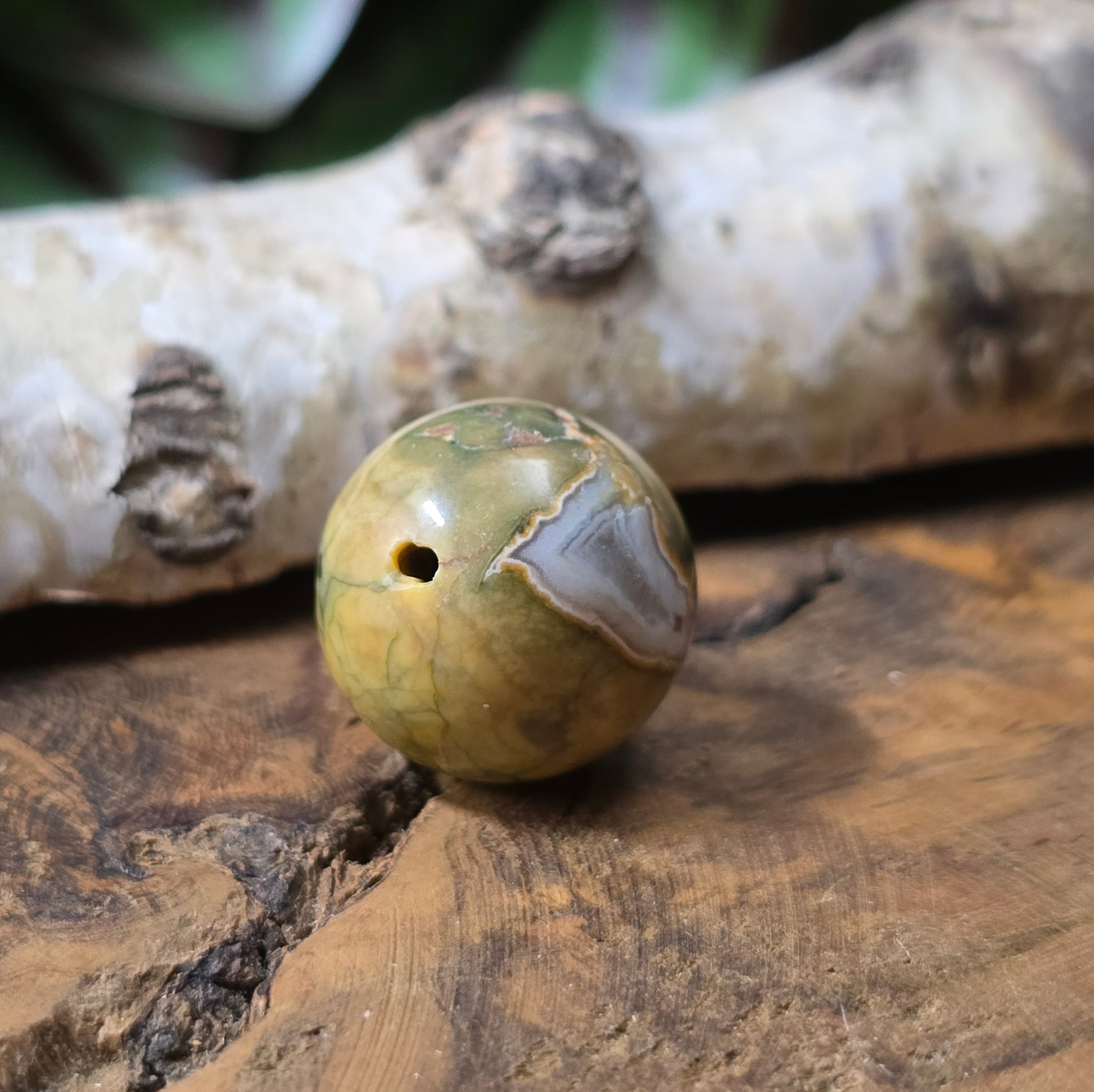 Rhyolith-Kugelperle 16 mm – Regenwald-Jaspis mit einzigartiger Maserung. Stabilisiert & poliert. Perfekt für Schmuckherstellung. Du erhältst exakt die abgebildete Perle.