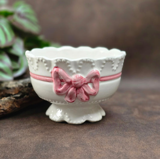 Romantische Feinkeramik-Schale mit rosa Schleife – perfekt für Landhausstil, Shabby Chic und als liebevolles Geschenk mit nostalgischem Flair.