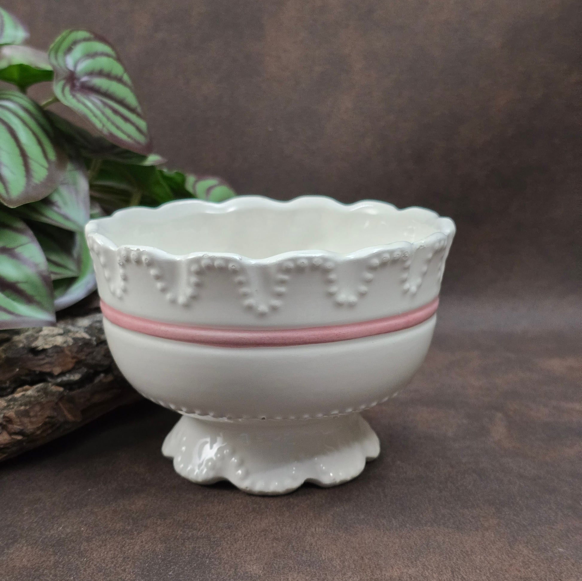 Romantische Feinkeramik-Schale mit rosa Schleife – perfekt für Landhausstil, Shabby Chic und als liebevolles Geschenk mit nostalgischem Flair.