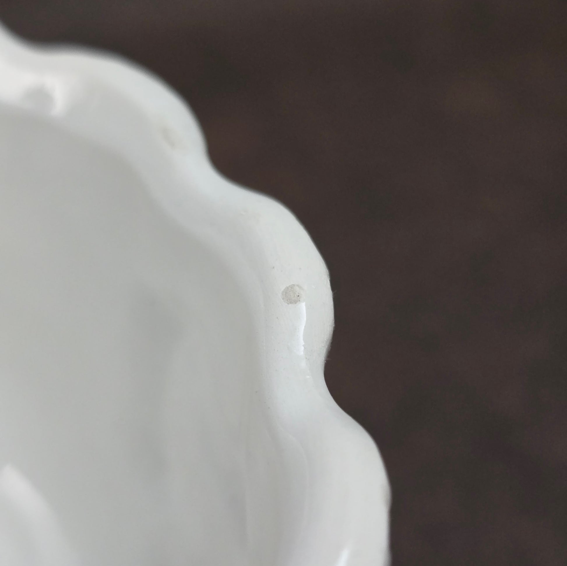 Romantische Feinkeramik-Schale mit rosa Schleife – perfekt für Landhausstil, Shabby Chic und als liebevolles Geschenk mit nostalgischem Flair.