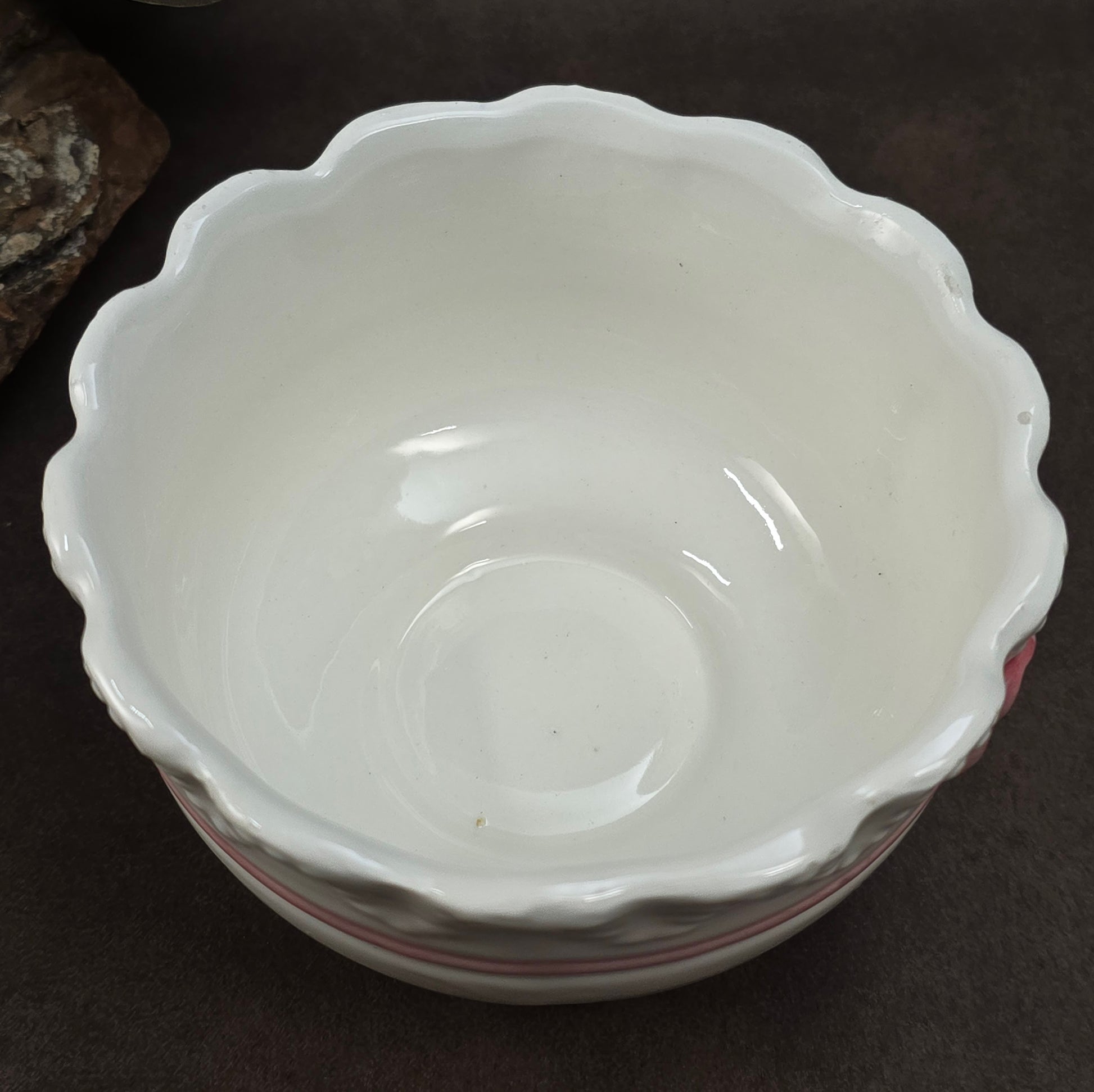 Romantische Feinkeramik-Schale mit rosa Schleife – perfekt für Landhausstil, Shabby Chic und als liebevolles Geschenk mit nostalgischem Flair.