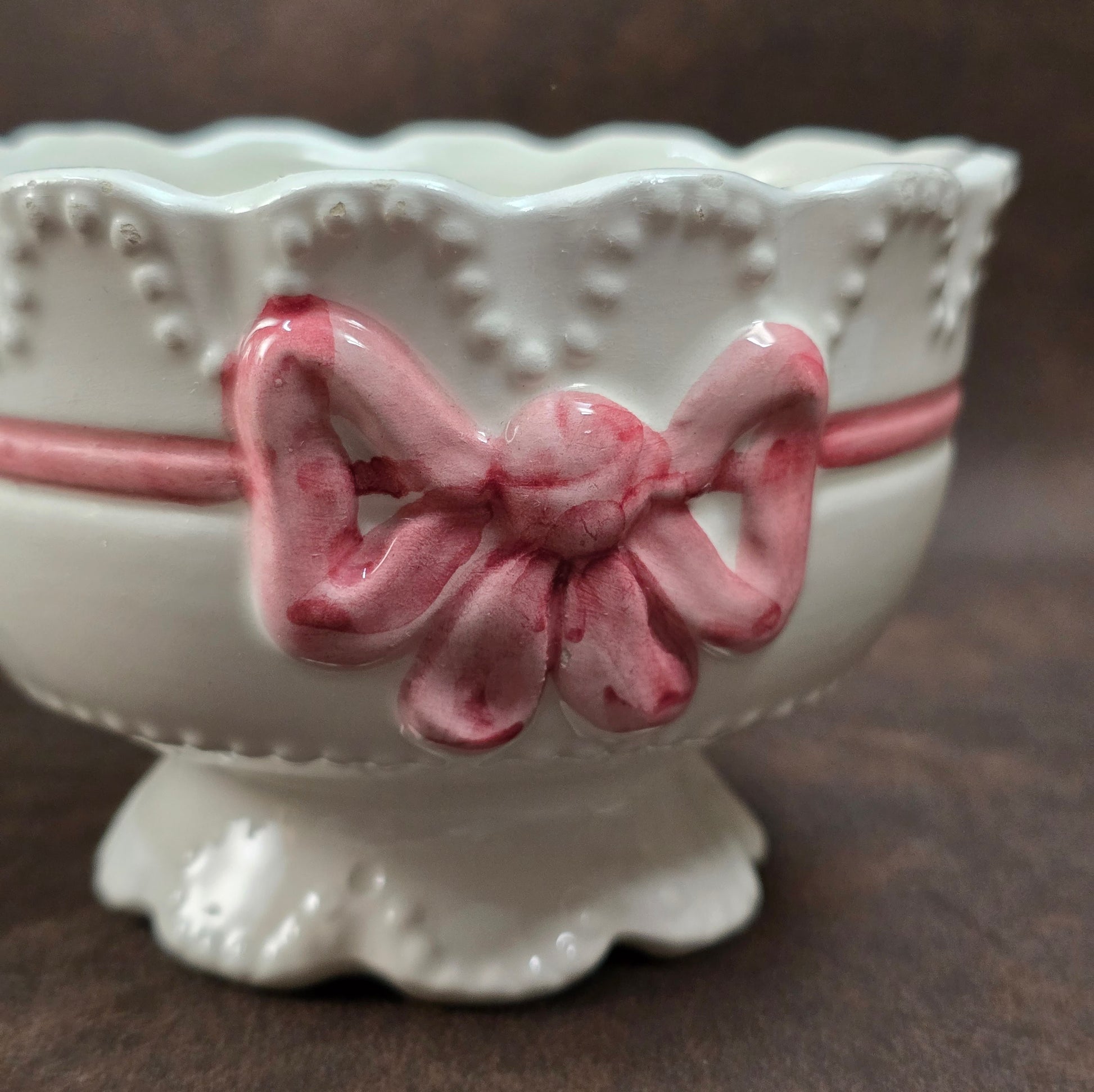 Romantische Feinkeramik-Schale mit rosa Schleife – perfekt für Landhausstil, Shabby Chic und als liebevolles Geschenk mit nostalgischem Flair.