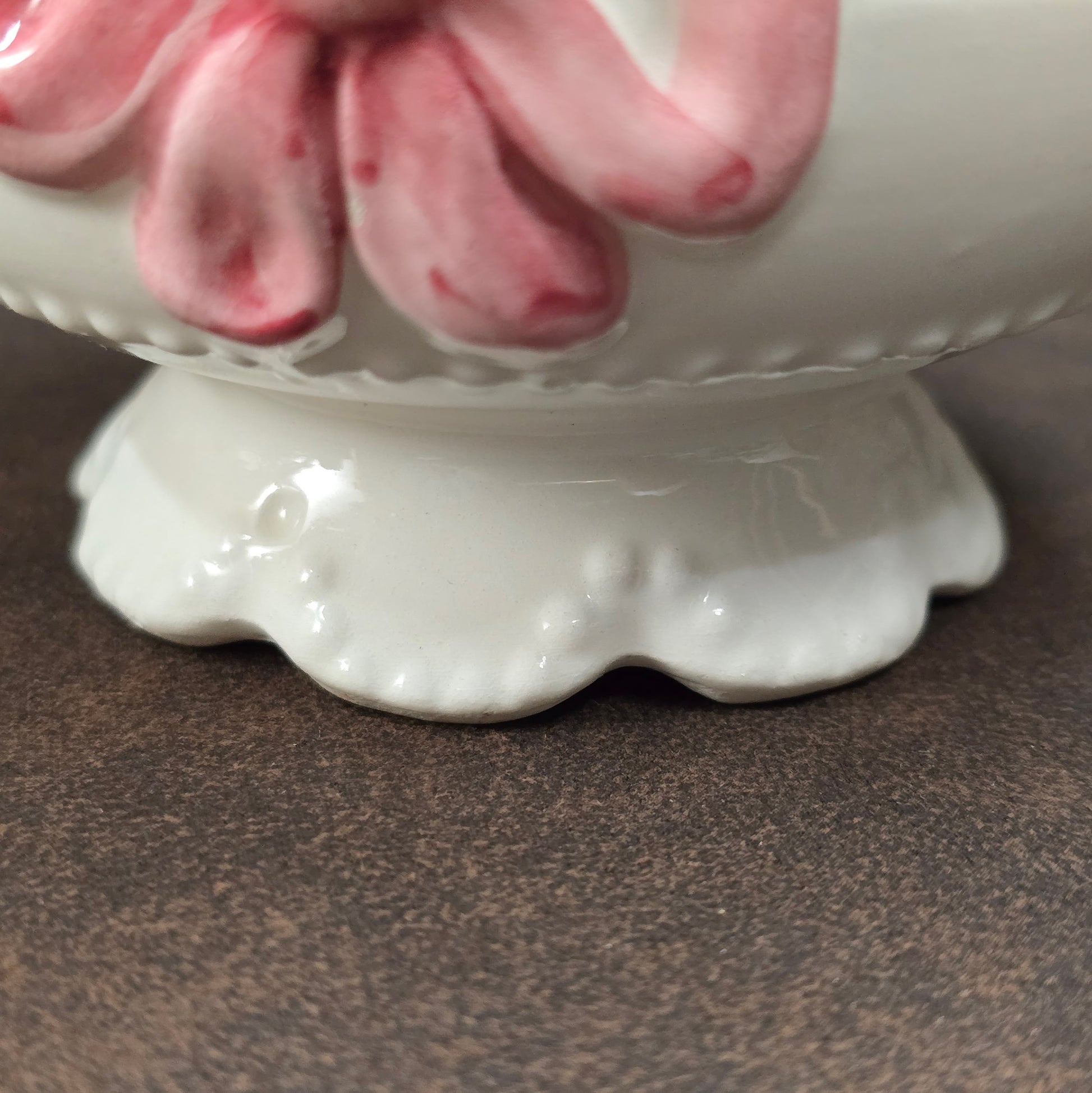 Romantische Feinkeramik-Schale mit rosa Schleife – perfekt für Landhausstil, Shabby Chic und als liebevolles Geschenk mit nostalgischem Flair.